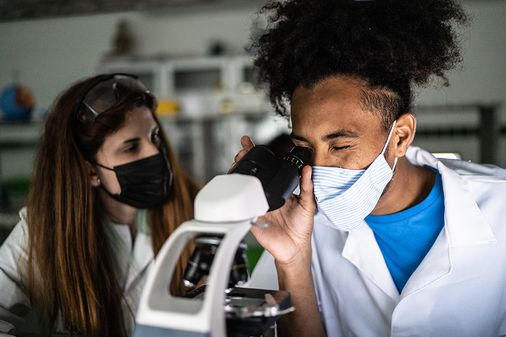 Foto de dois cientistas em um laboratório.