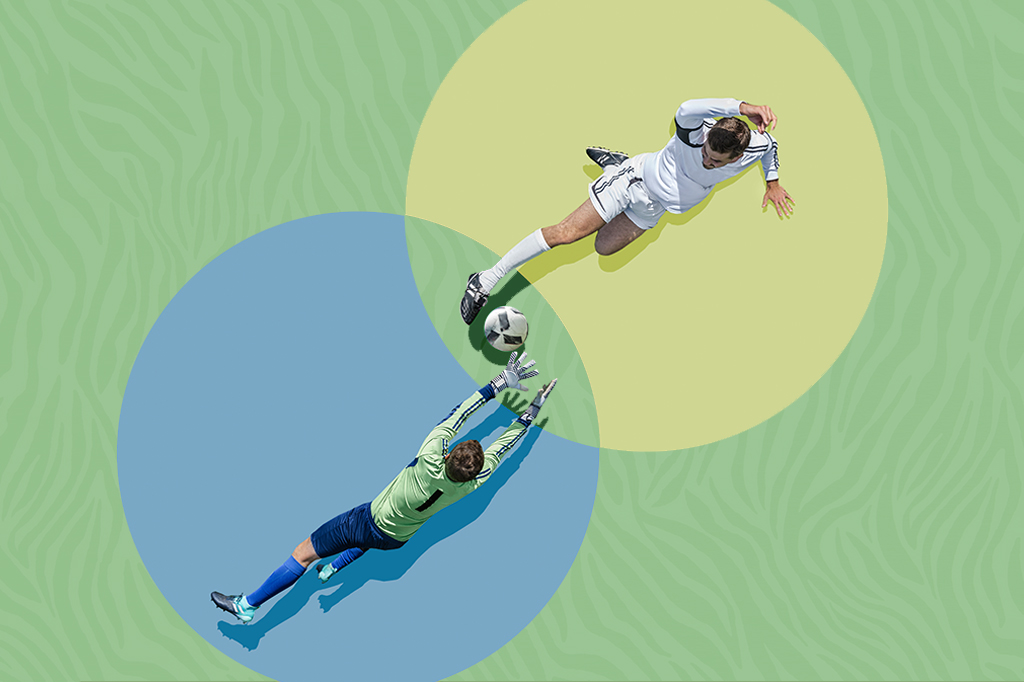 Colagem com jogadores de futebol disputando a bola, em um fundo verde zebrado.