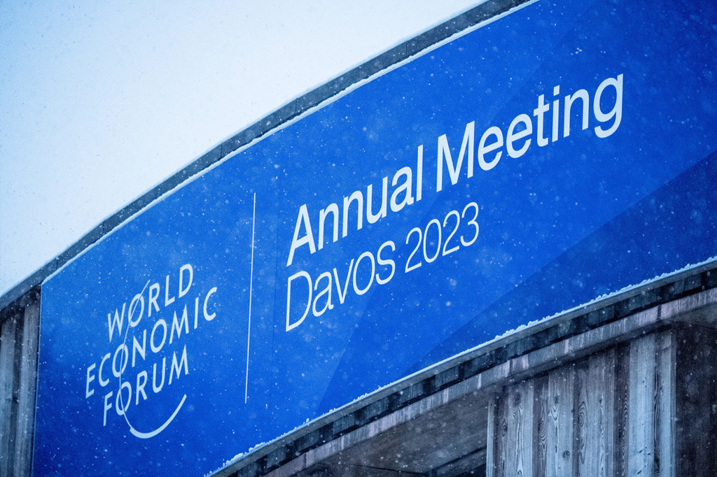 Fotografia de um banner do Fórum Econômico Mundial 2023.