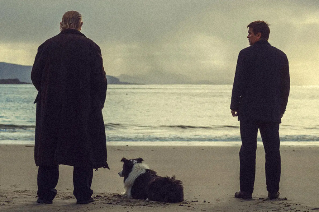 Parte do poster de divulgação do filme, com os personagens principais em pé na praia, de costas, com um cachorrinho entre eles, deitado na areia.