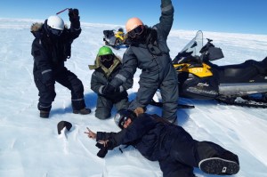 Fotografia dos pesquisadores, na neve, com o meteorito descoberto.