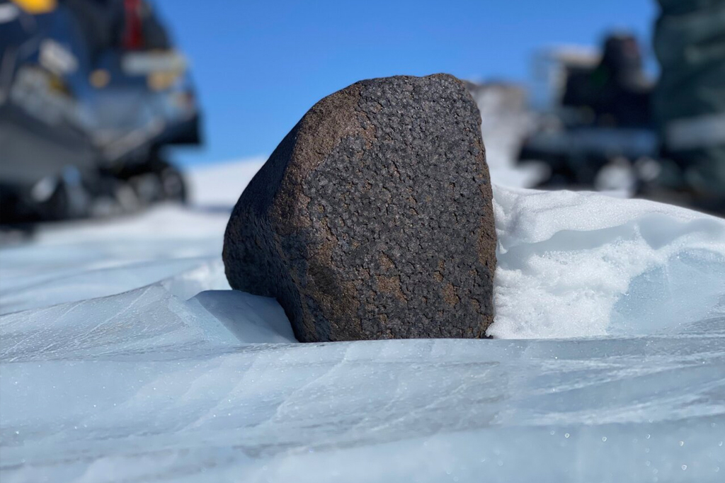 Fotografia do meteorito na neve.