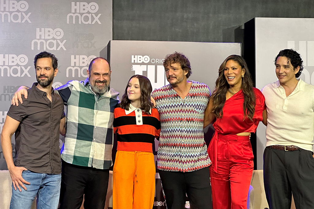 Fotografia do elenco em evento para promocao da série.