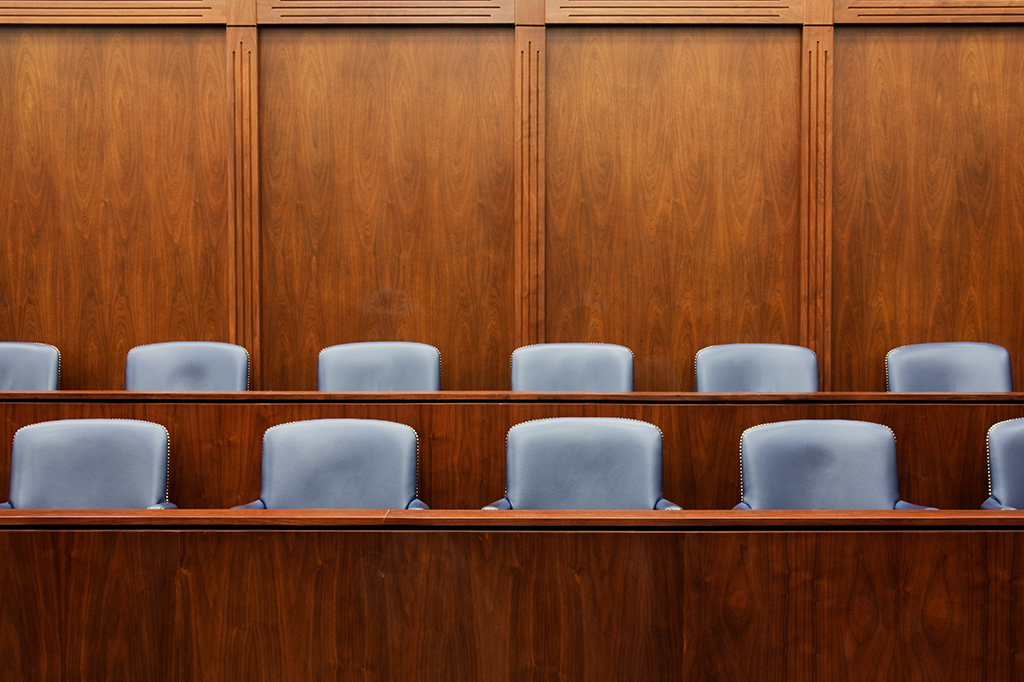Fotografia do banco de jurados dentro de uma corte.