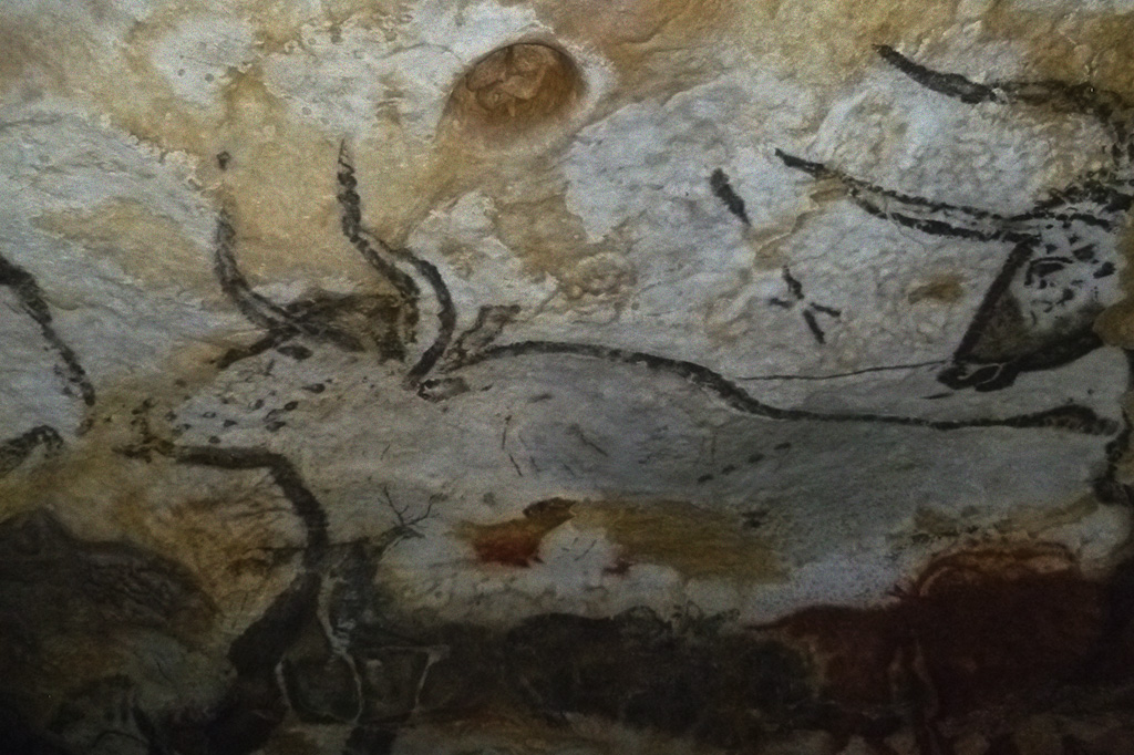 Pintura rupestre no insterior da caverna de Chauvet.
