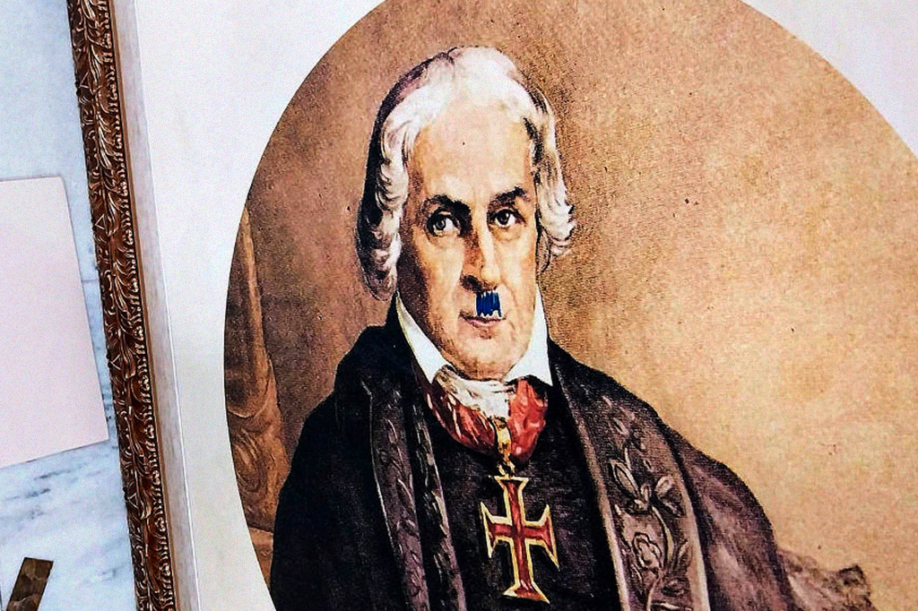 Retrato de José Bonifácio com um bigode rabiscado.