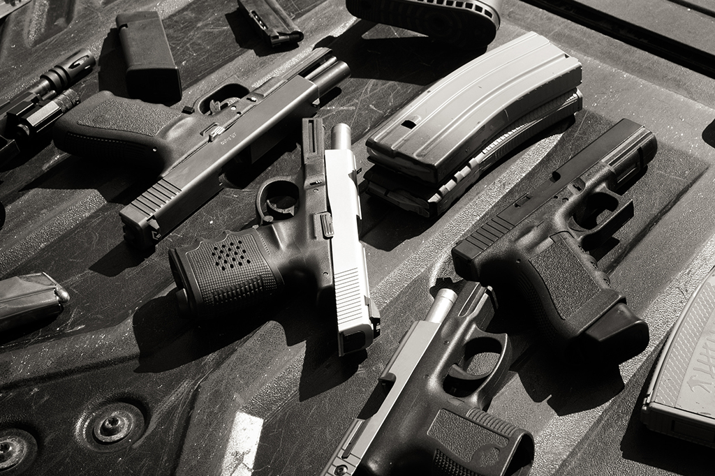 Armas dispostas em uma mesa.