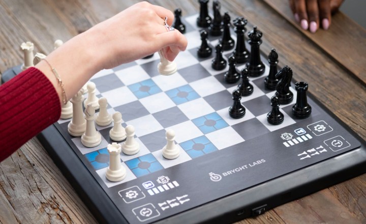 O tabuleiro de xadrez que ensina a jogar