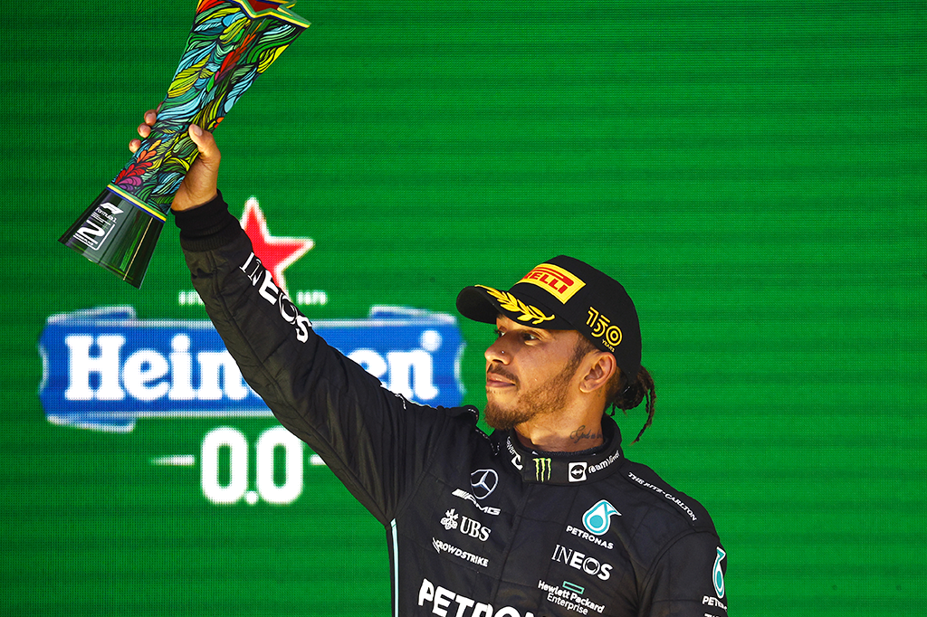 Foto de Lewis Hamilton segurando um troféu.
