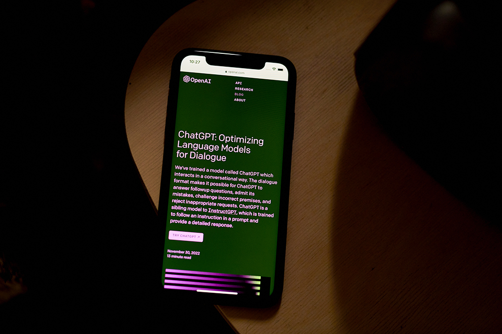 Um smartphone com o site do ChatGPT na tela.