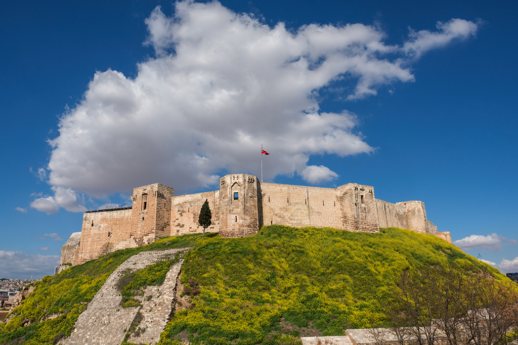 O Castelo Gaziantep antes da destruição causada pelo terremoto, em um dia ensolarado, com céu azul.