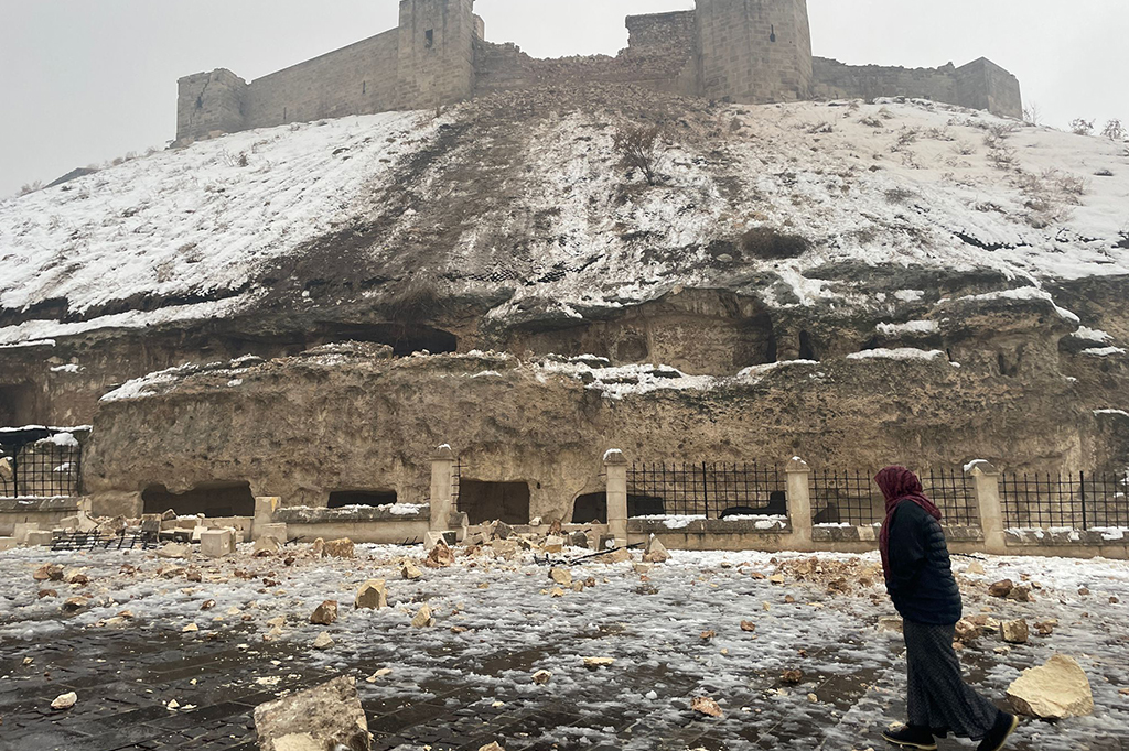 Fotografia do Castelo de Gaziantep danificado após o terremoto de magnitude 7,4.