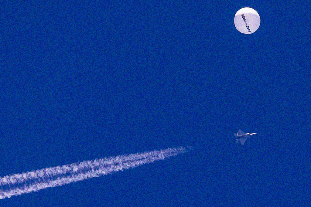 Imagem de aeronave ao lado de um balão.