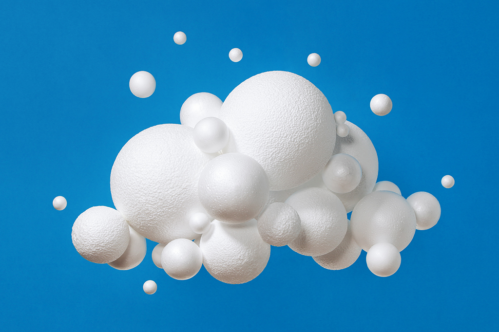 Fotografia de bolas de isopor agrupadas formando uma nuvem.