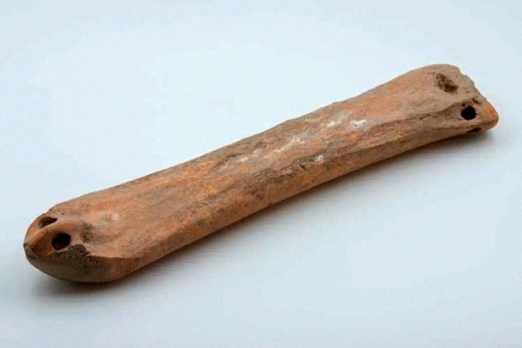 Um esqui de osso animal desenterrado das Ruínas de Gaotai