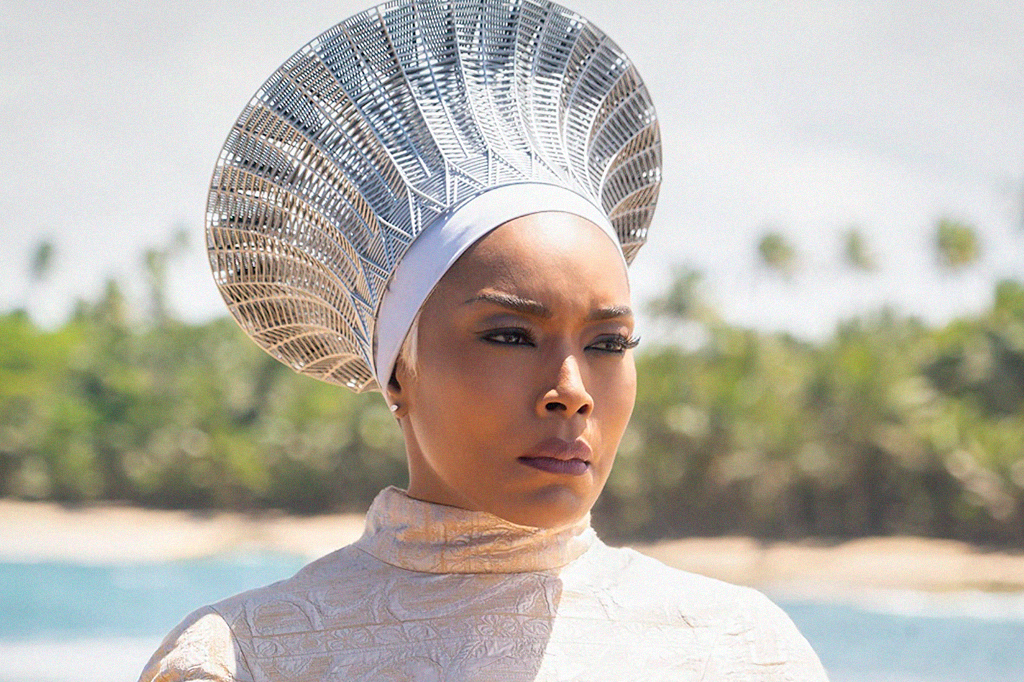 atriz angela basset em cena de pantera negra wakanda para sempre