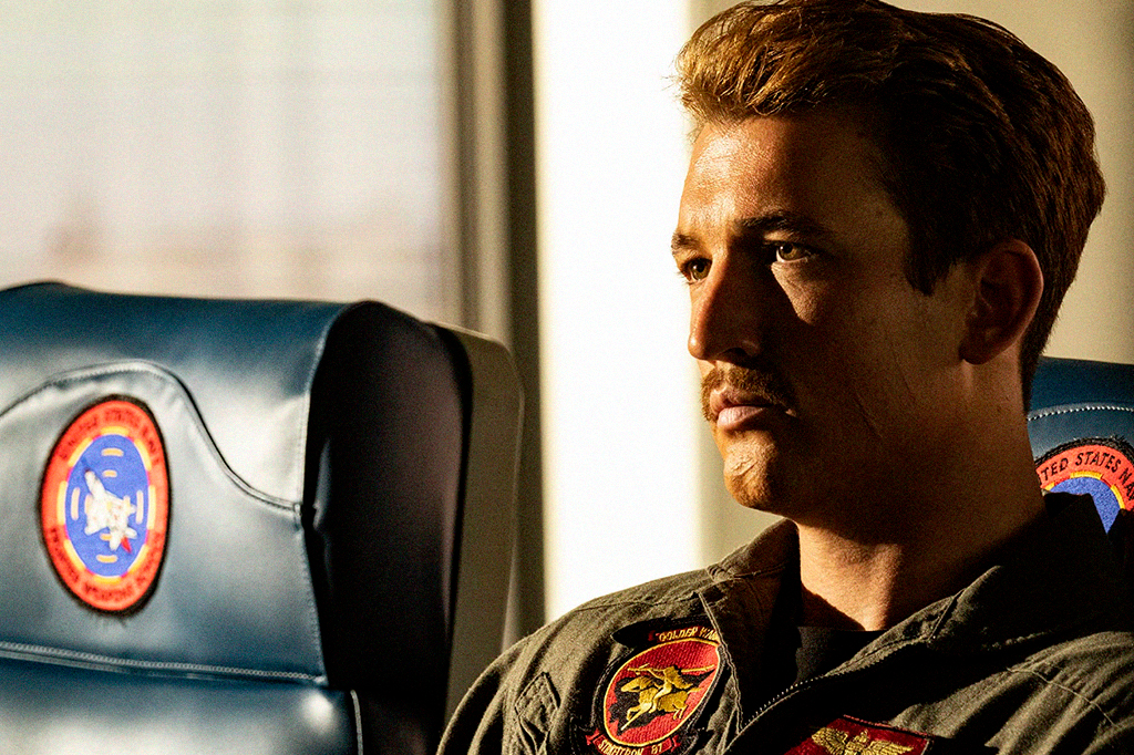 aotr miles teller em cena de top gun maverick