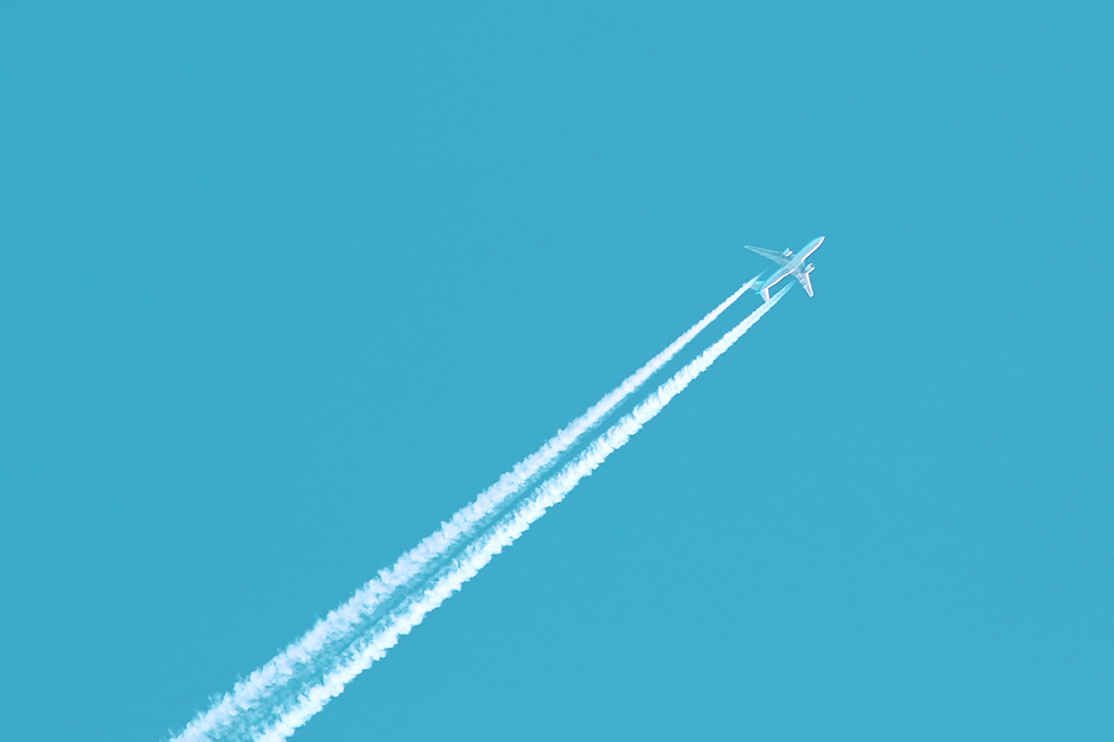 Um avião voando no céu azul.