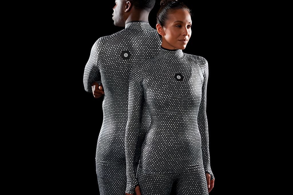 Dois modelos negros vestindo o macacão escaneadora Zozofit.