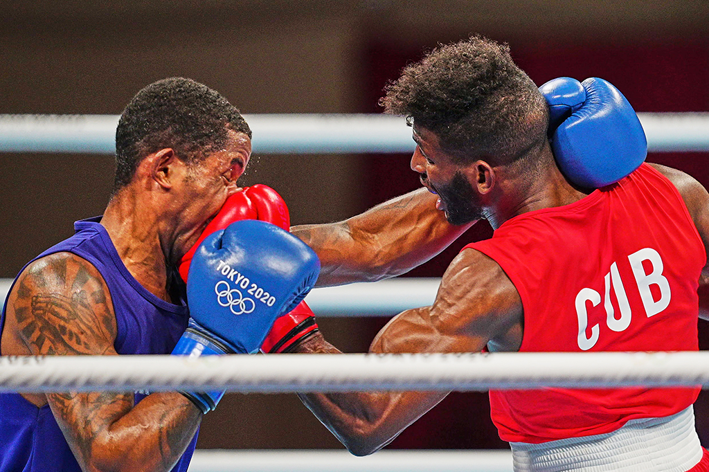 Foto de Andy Cruz de Cuba e Wanderson de Oliveira do Brasil durante o boxe nas Olimpíadas de Tóquio.