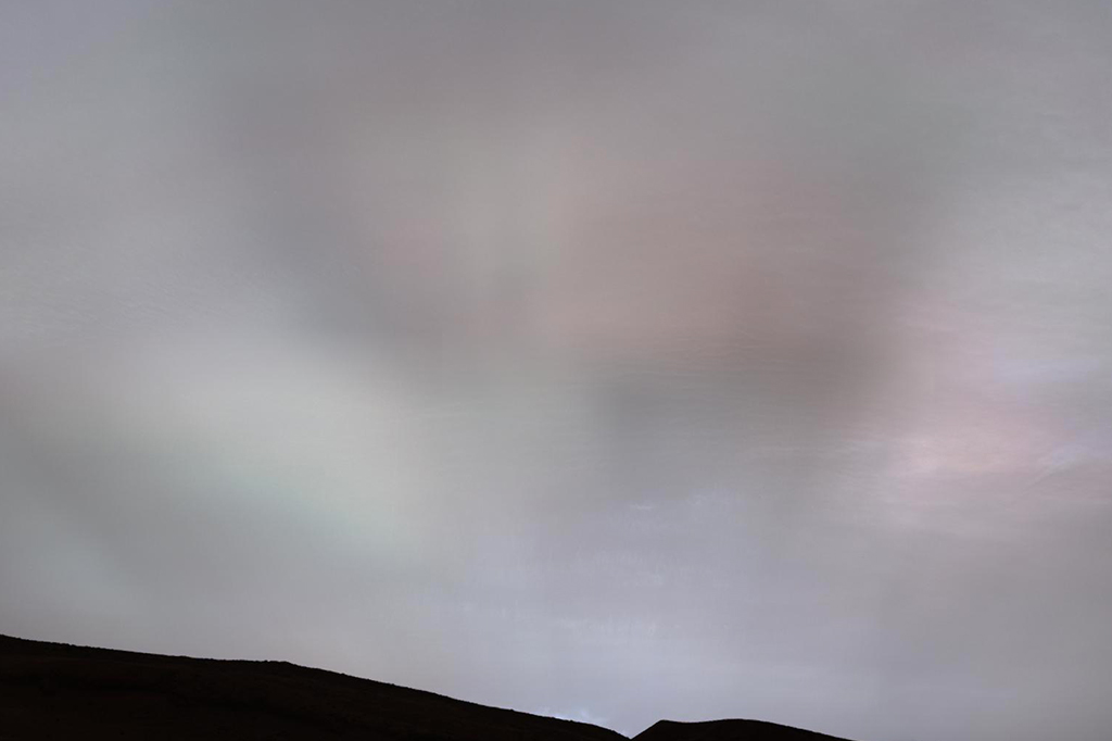 Foto de "raios solares" brilhando através das nuvens em Marte.
