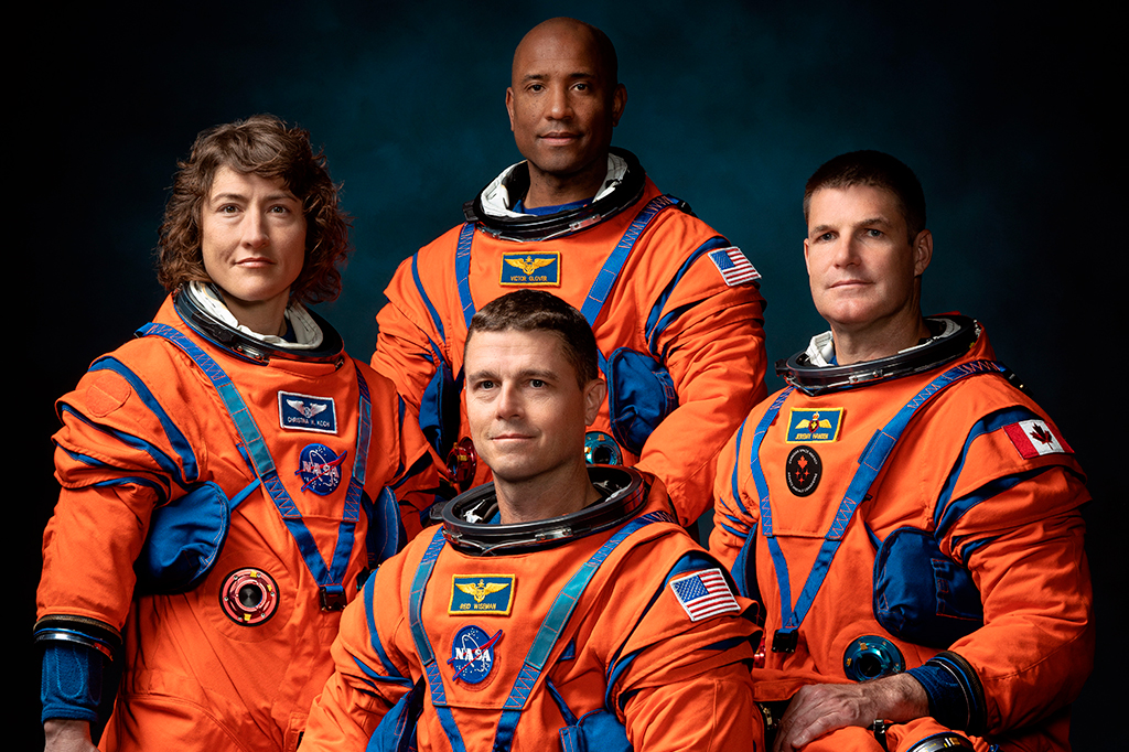 A tripulação da missão Artemis II da NASA (da esquerda para a direita): os astronautas da NASA Christina Hammock Koch, Reid Wiseman (sentado), Victor Glover e o astronauta da Agência Espacial Canadense Jeremy Hansen.