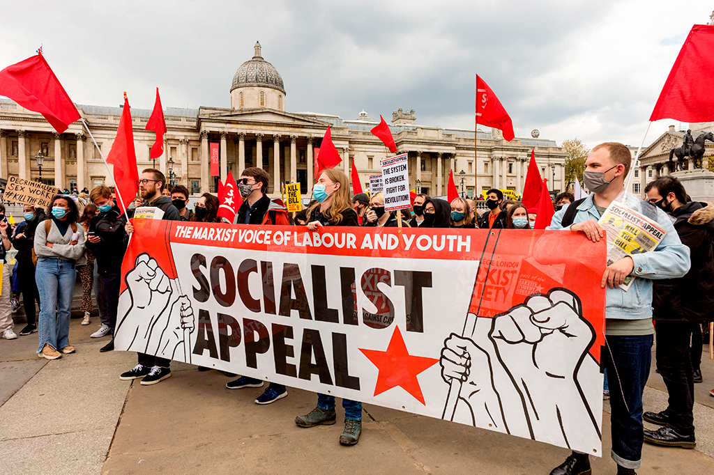 Grupos socialistas ergueram uma faixa em Trafalgar Square.