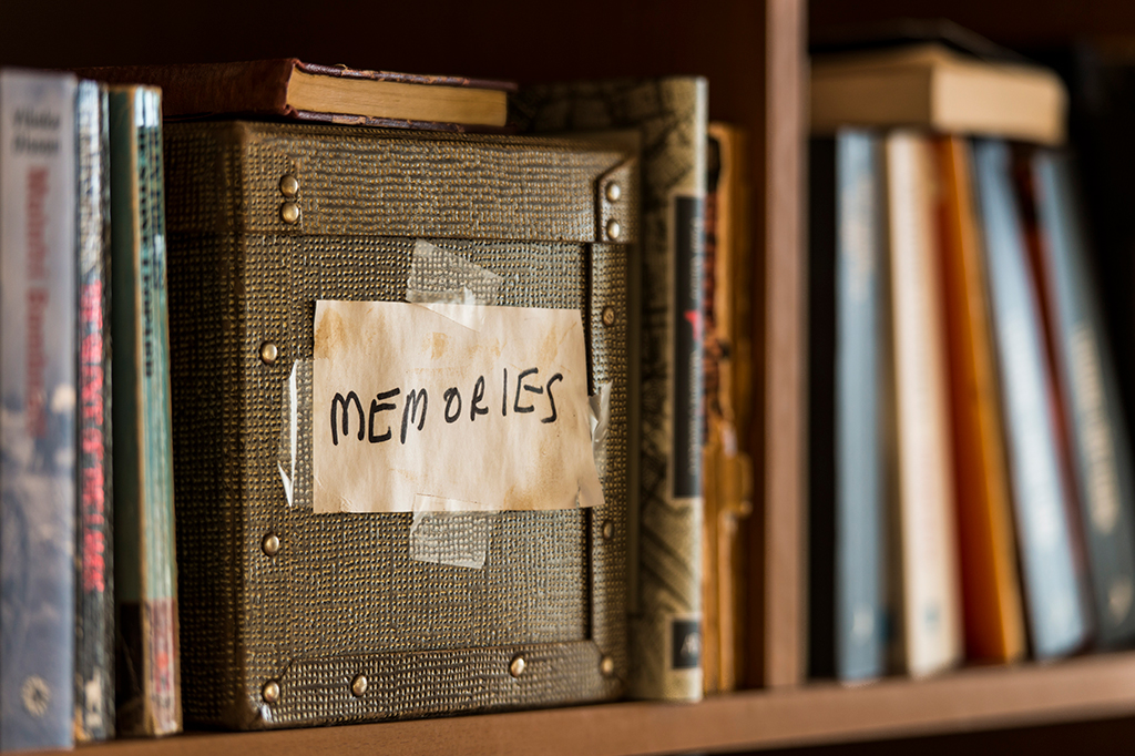 Imagem de uma caixa com rotulo escrito "memories".