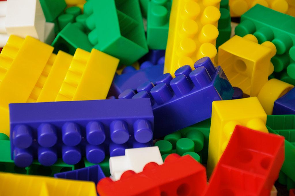 Foto aproximada de brinquedos legos coloridos.
