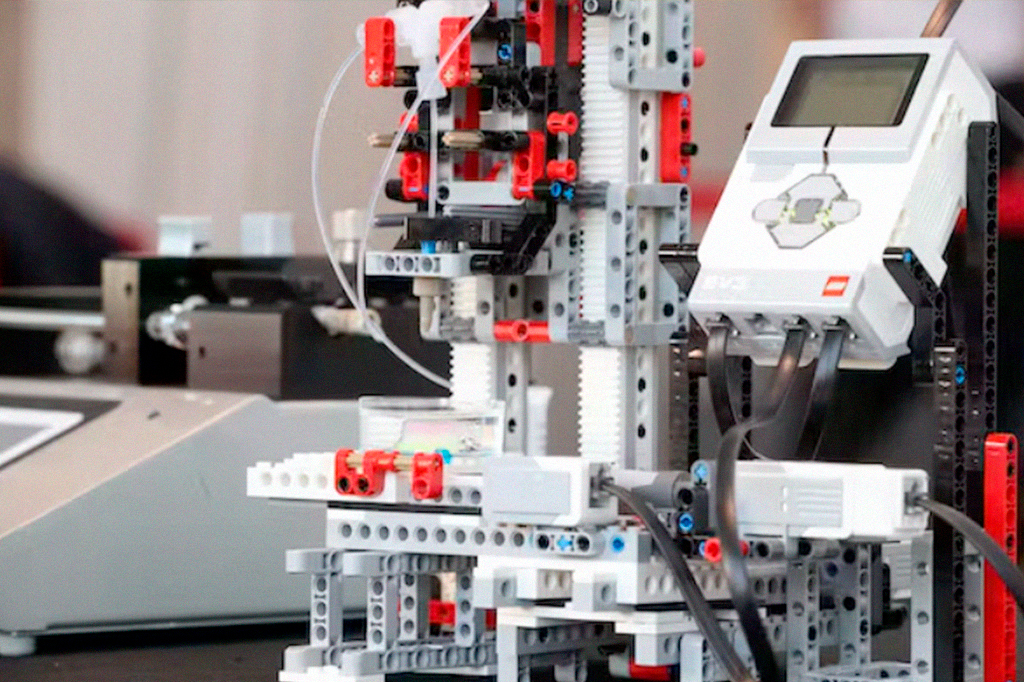 Foto da bioimpressora 3D construída a partir de Lego e Lego Mindstorms.