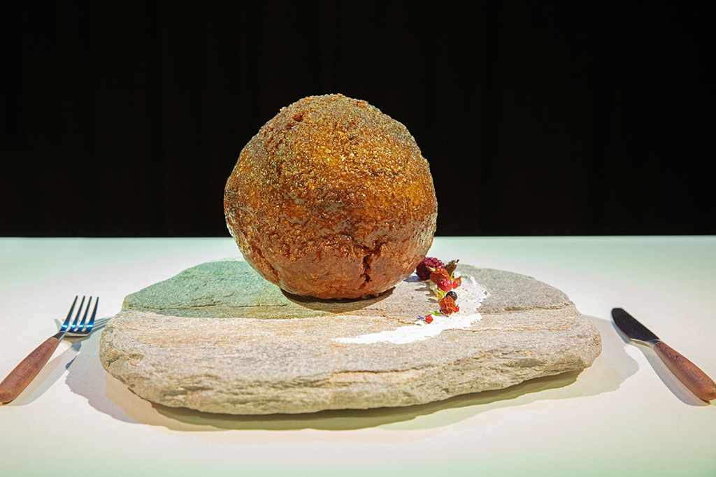 Foto de uma almôndega em cima de um prato de pedra.