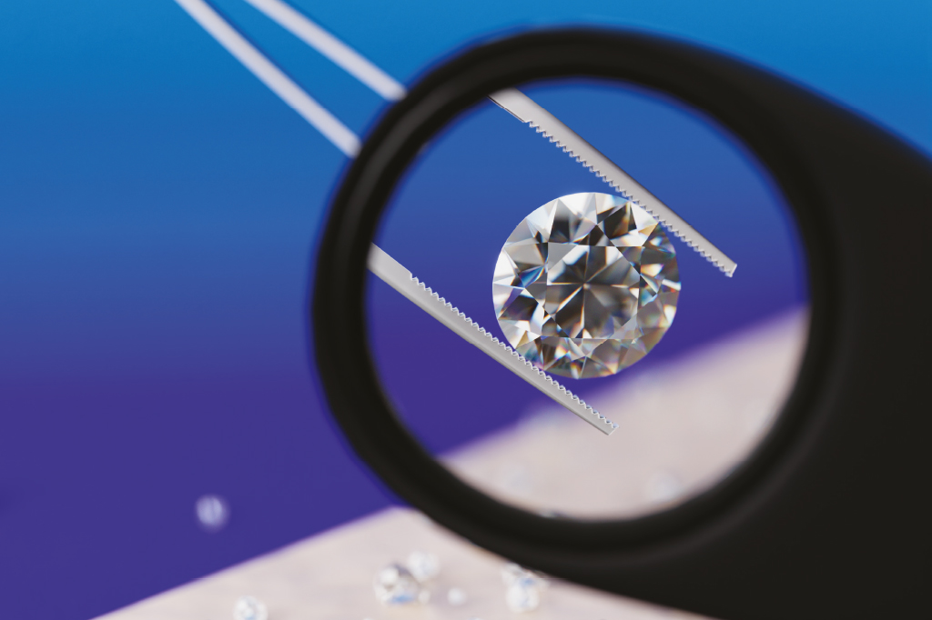 Ilustração 3D de um diamante, segurado por uma pinça, sob uma lente de microscópio.