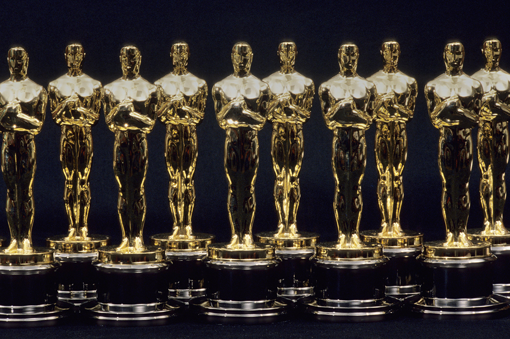 Estatuetas do Oscar dispostas lado a lado.