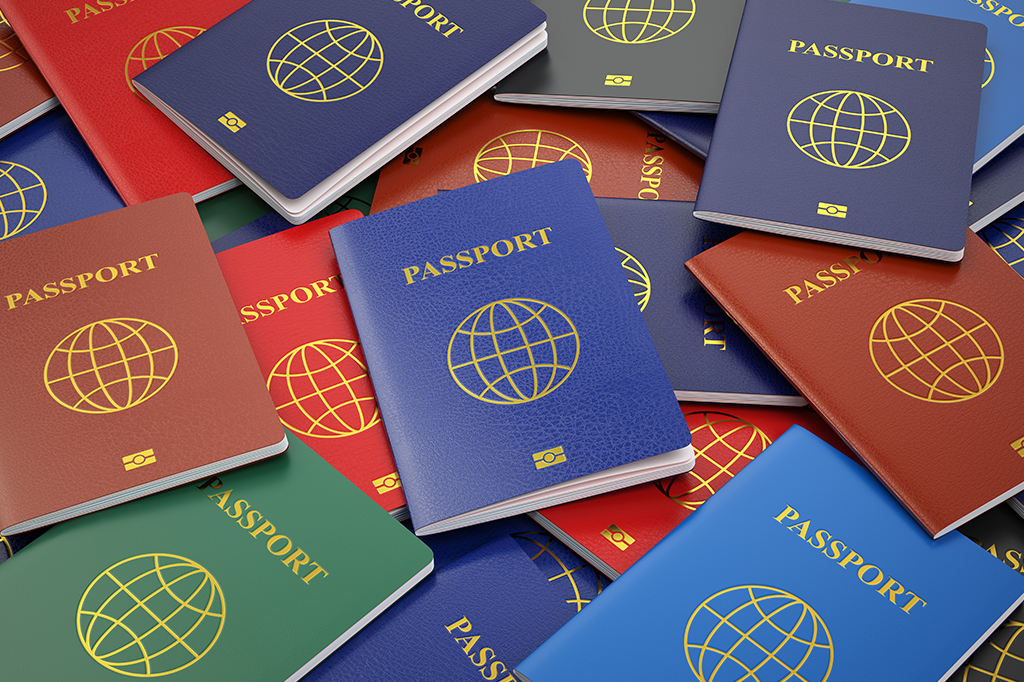 Diversos passaportes dispostos sobre superfície.