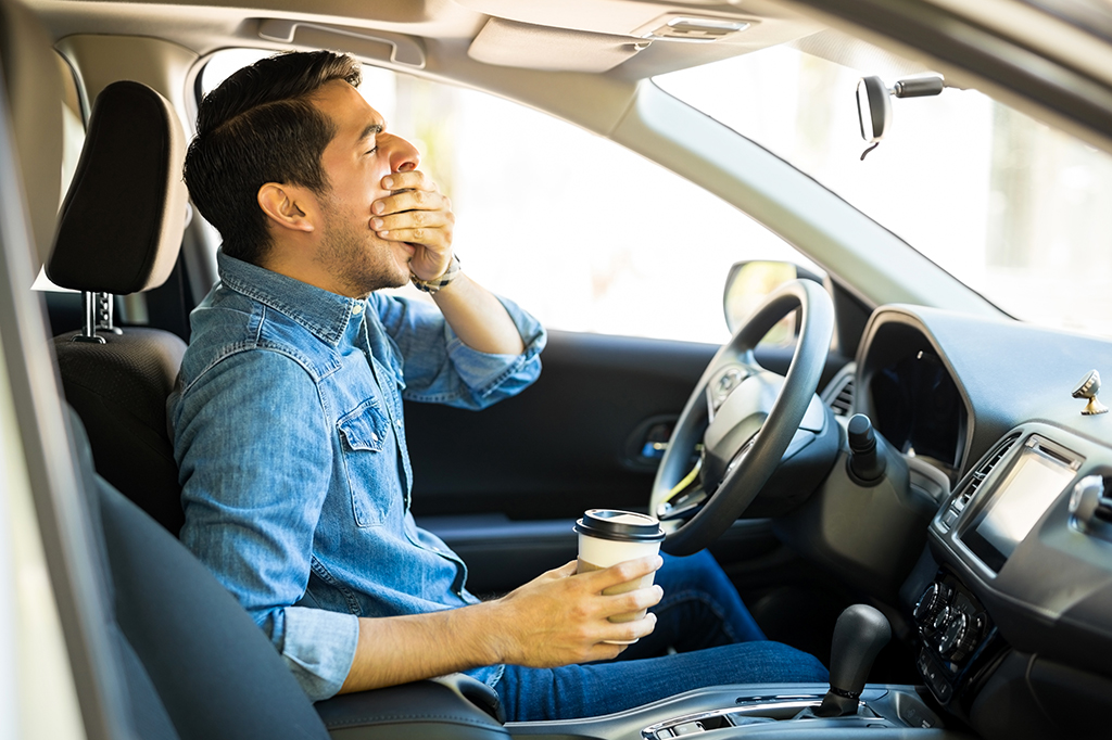 Dirigir com menos de 5 horas de sono pode ser tão perigoso quanto dirigir bêbado