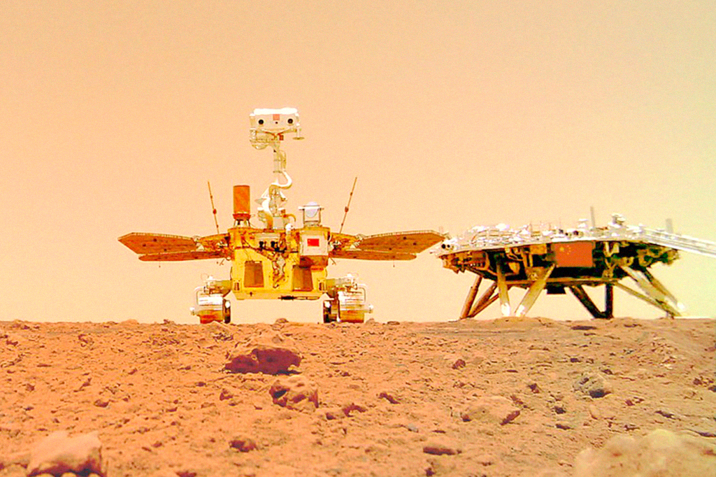 Sonda chinesa Tianwen-1 da China e rover Zhurong na superfície de Marte.