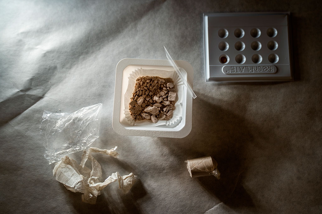 Dedos de fentanil são fotografados enquanto são testados no Laboratório Forense da Polícia do Estado de New Hampshire.