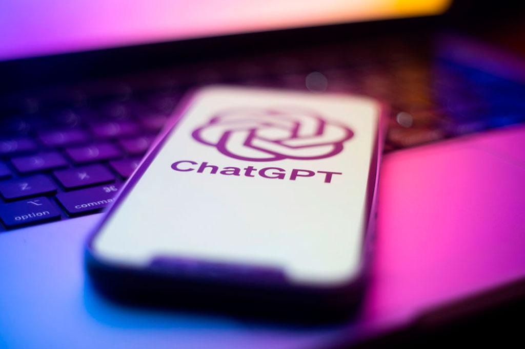 O logotipo do OpenAI ChatGPT é visto em um celular.