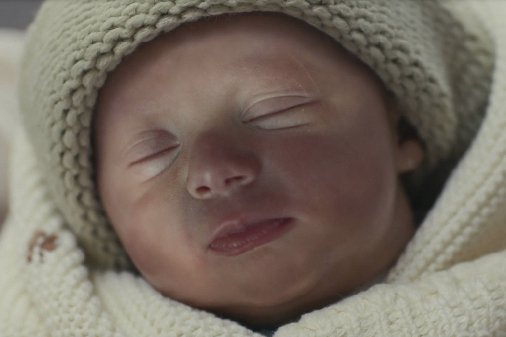 Cena que mostra o bebê de Chiara, da novela Travessia, criado com CGI.