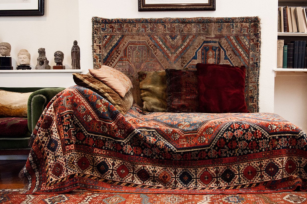 Divã que pacientes de Freud utilizavam em seu consultório, exposto no Freud Museum, em Londres.