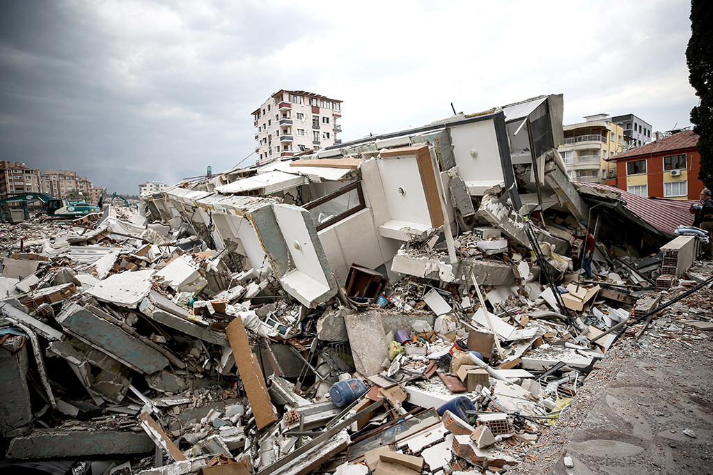 Imagem de um prédio caído na Turquia, após o terremoto em 6 de fevereiro.