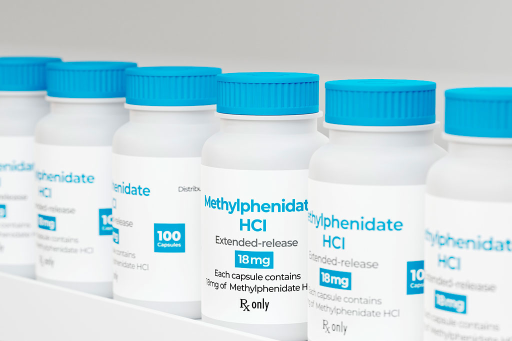 Frasco de cloridrato de metilfenidato na prateleira da farmácia.
