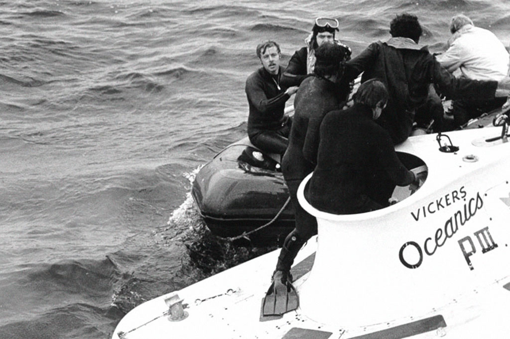 Mergulhadores auxiliam pilotos resgatados de Pisces III.