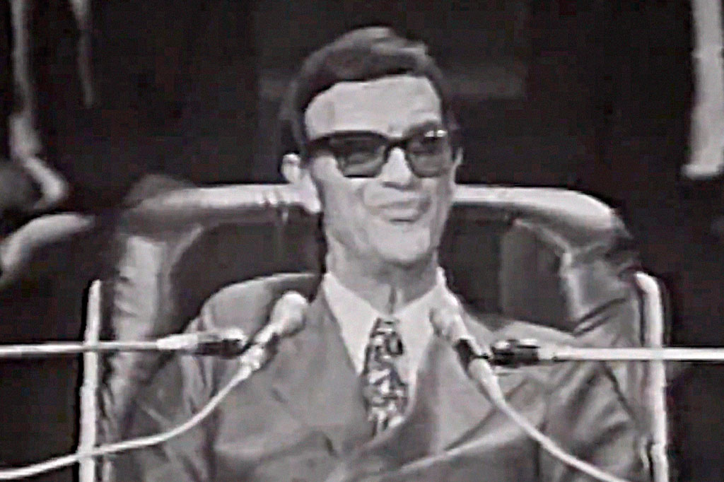 Foto do Chicho Xavier durante participação no programa Pinga Fogo em 1971.