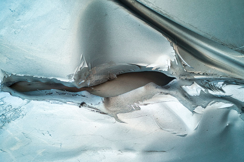 Metal com pequenas fissuras se regenera espontaneamente no vácuo