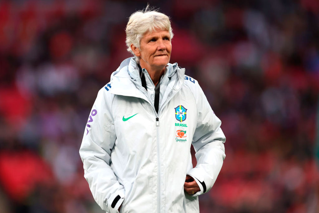 Pia Sundhage, treinadora principal do Brasil, inspeciona o campo antes da final feminina 2023 entre Inglaterra e Brasil no Estádio de Wembley em 06 de abril de 2023 em Londres, Inglaterra.