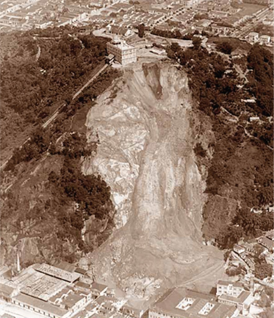 Fotografia do desastre causado por escorregamento no Monte Serrat, Santos, SP, em 1928.
