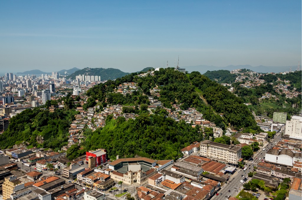Fotografia aérea de uma área de risco em Santos, SP.
