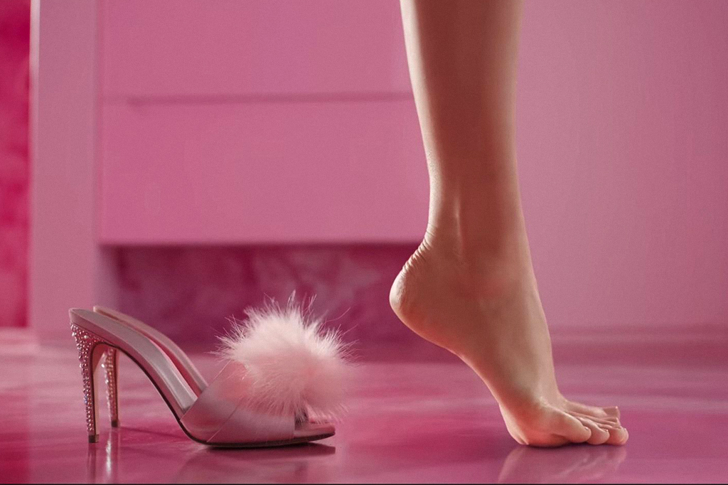 Cena do filme Barbie, em que mostra uma imagem aproximada do pé da Barbie.