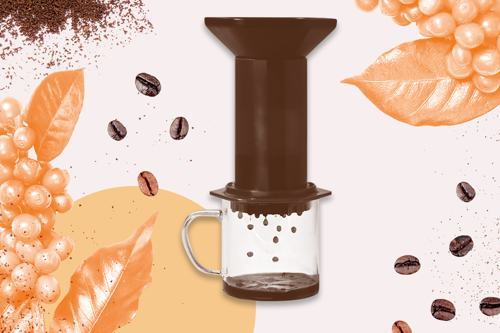 Colagem com elementos de café, em foco o método de fazer café com aeropress.